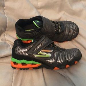 Size 2.5 boys Skechers